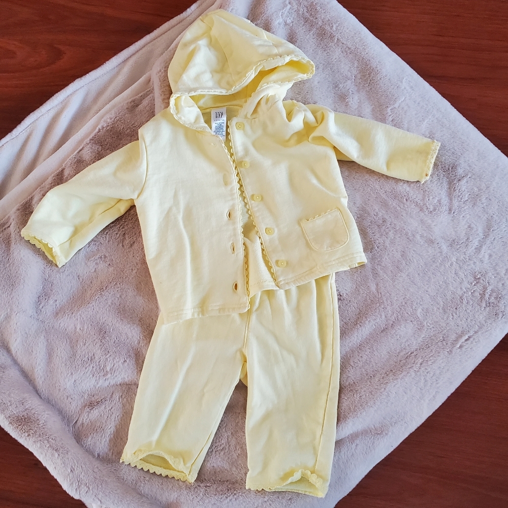 Baby gap pale yellow 2 piece: cardigan w/hood top 6-12 mos. Pants 3-6 mo…